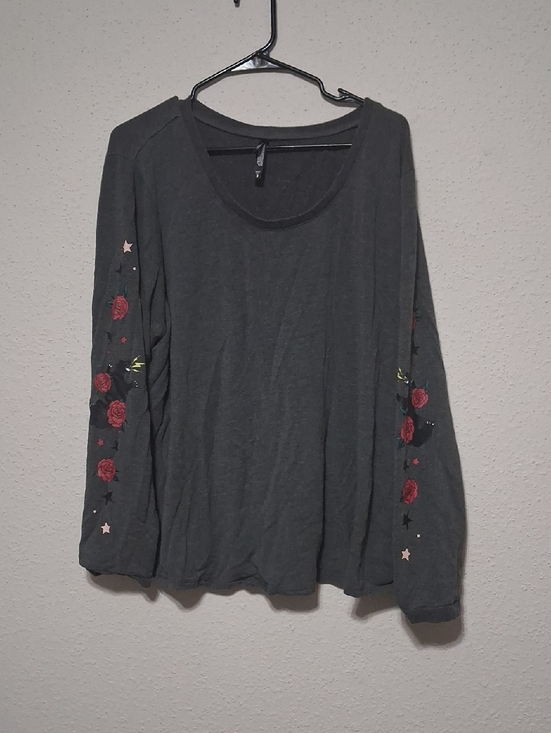torrid Tops - torrid Charcoal Long Sleeve Tee with Red Rose Sleeve Embroidery and Stars